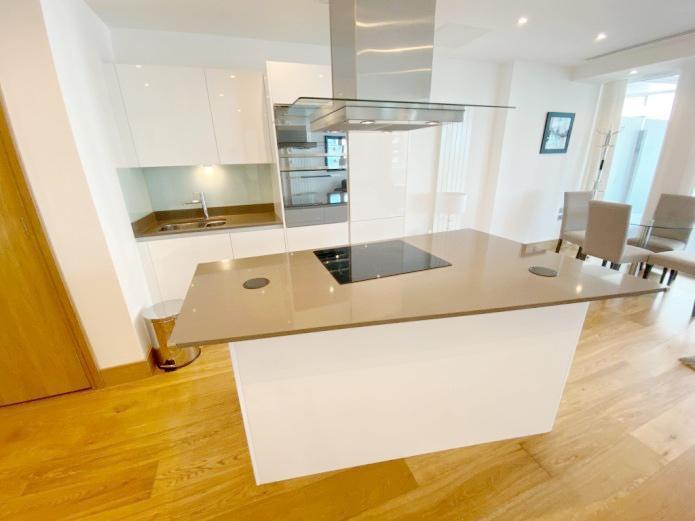 Flat Crossharbour Plaza in Greater London