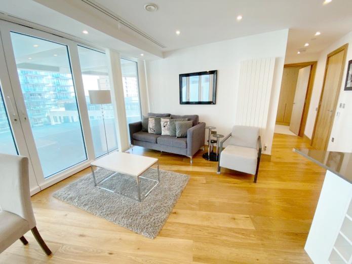Flat Crossharbour Plaza in Greater London