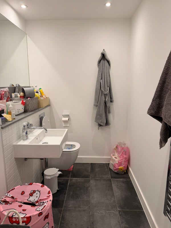 Room Felixstowe Road in Greater London