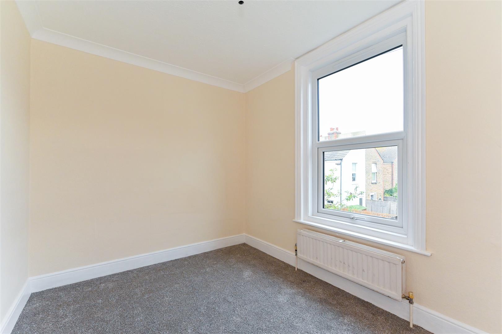 Room Ockley Road in Arun