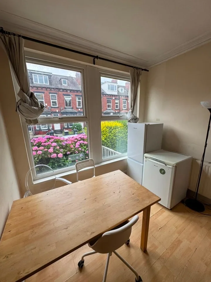 Room Mayville Street in Leeds