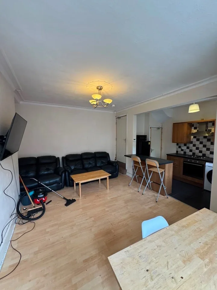 Room Mayville Street in Leeds