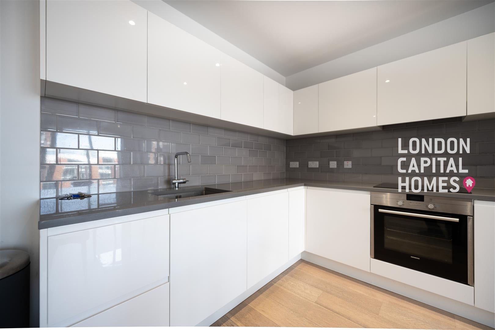 Flat Bonnet Street in Greater London
