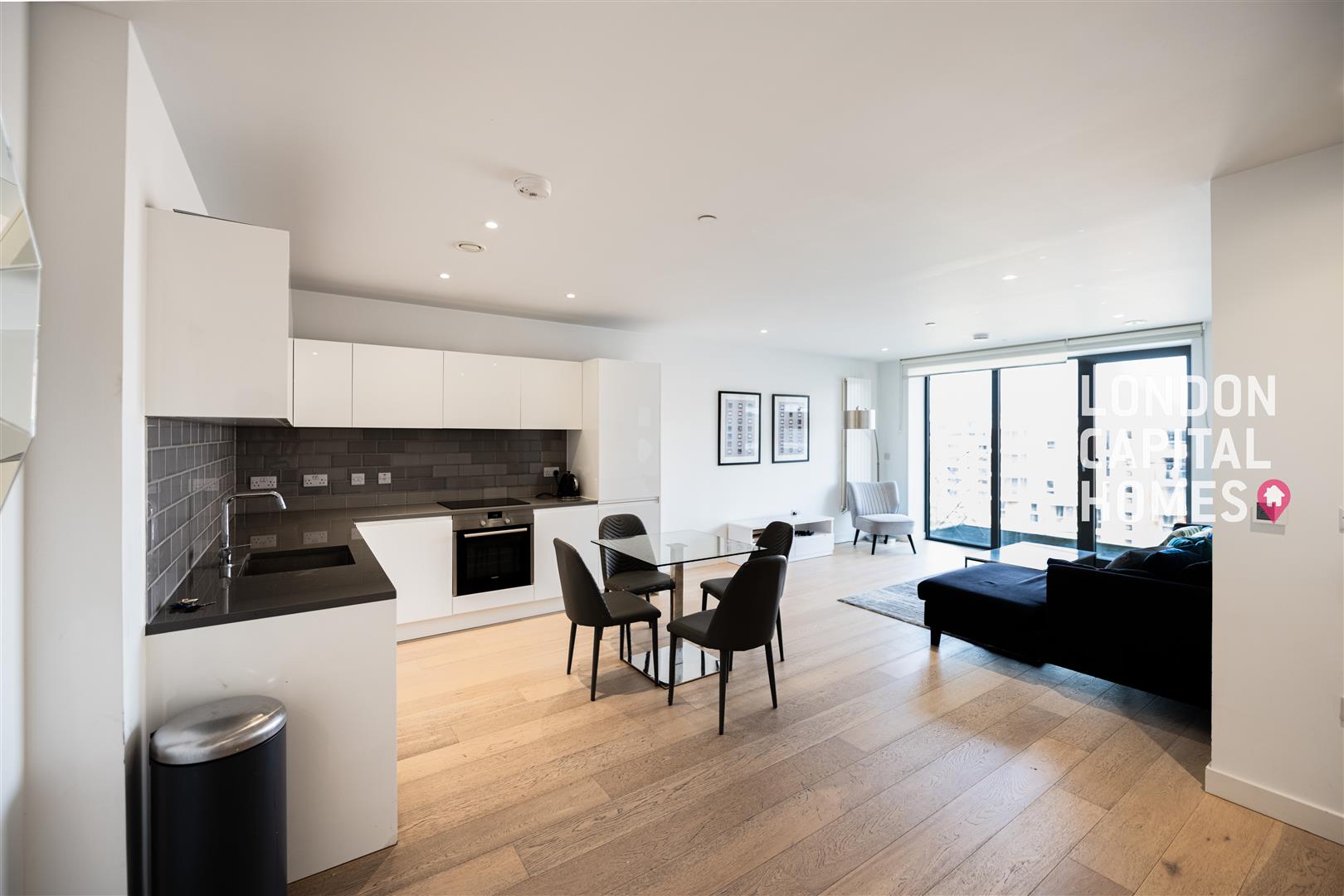 Flat Bonnet Street in Greater London