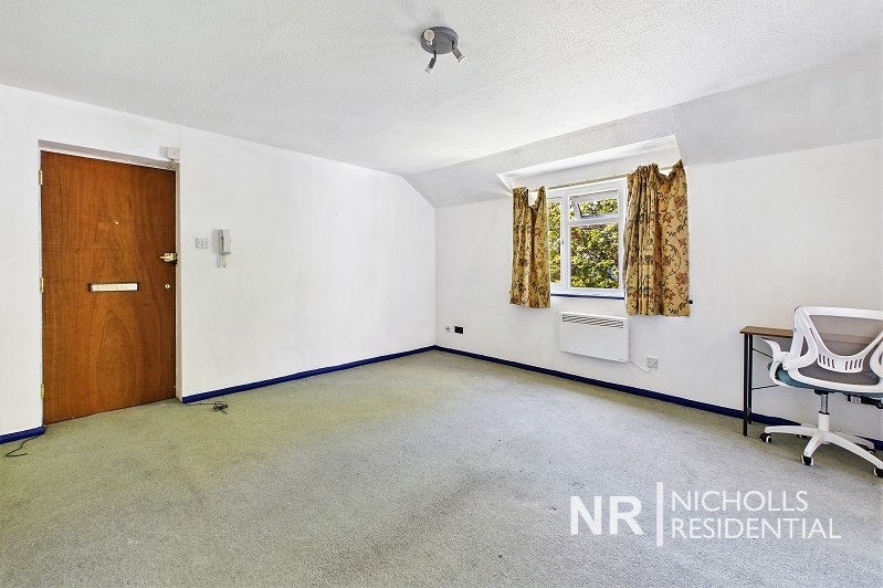 Flat Hunting Gate Drive in Greater London