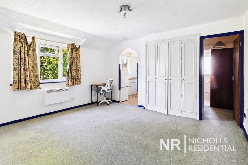 Flat Hunting Gate Drive in Greater London
