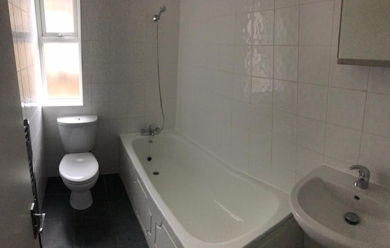 Flat Lyndhurst Drive in Greater London