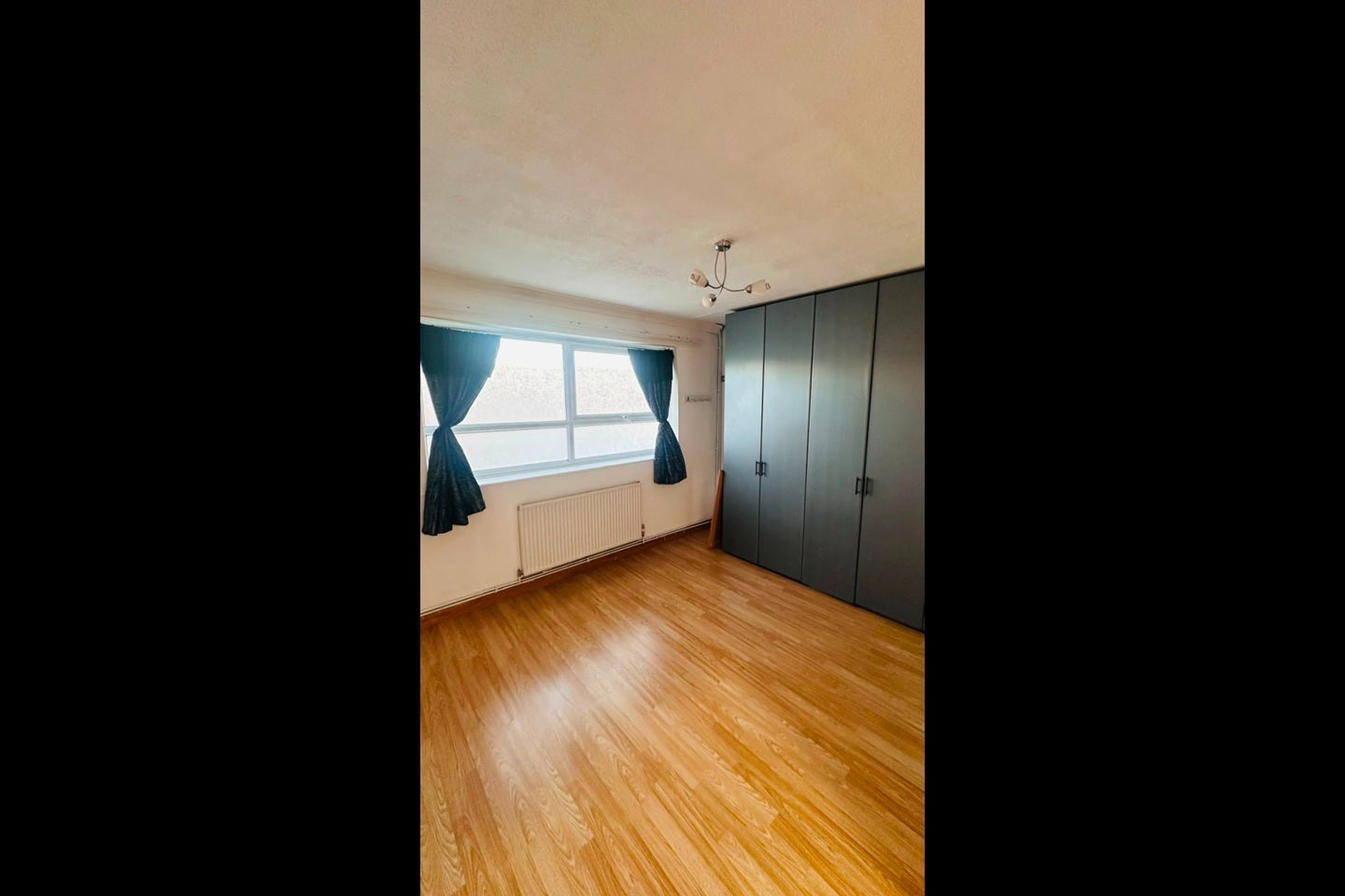 Flat Eastern Avenue in Greater London