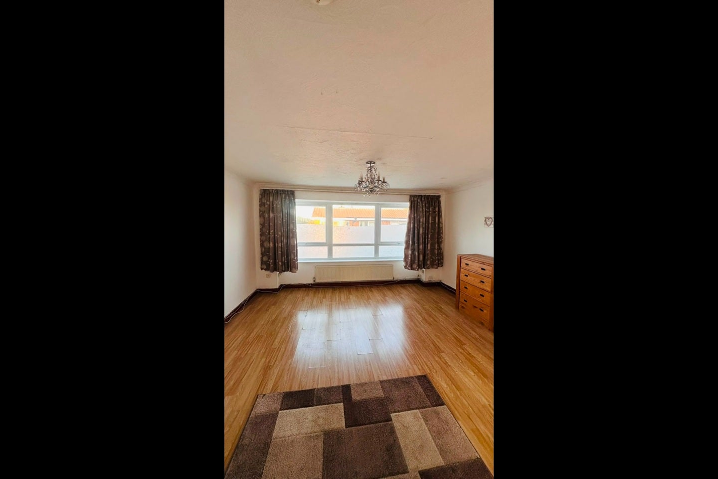 Flat Eastern Avenue in Greater London