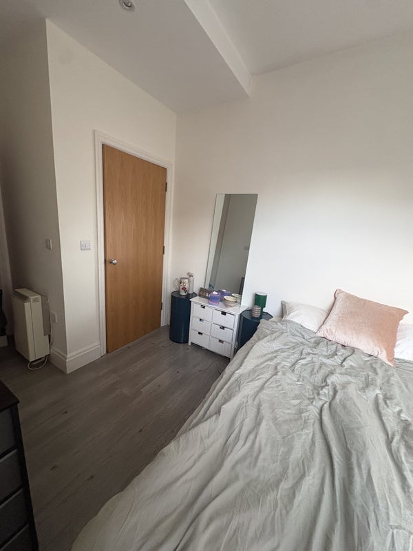 Room Seven Sisters Road in Greater London