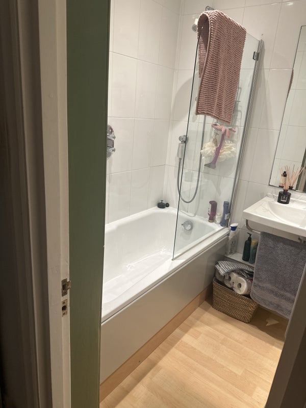 Room Girdlers Road in Greater London