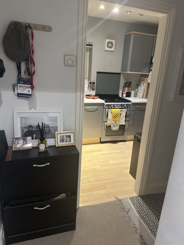 Room Girdlers Road in Greater London