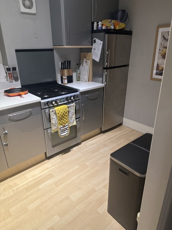 Room Girdlers Road in Greater London