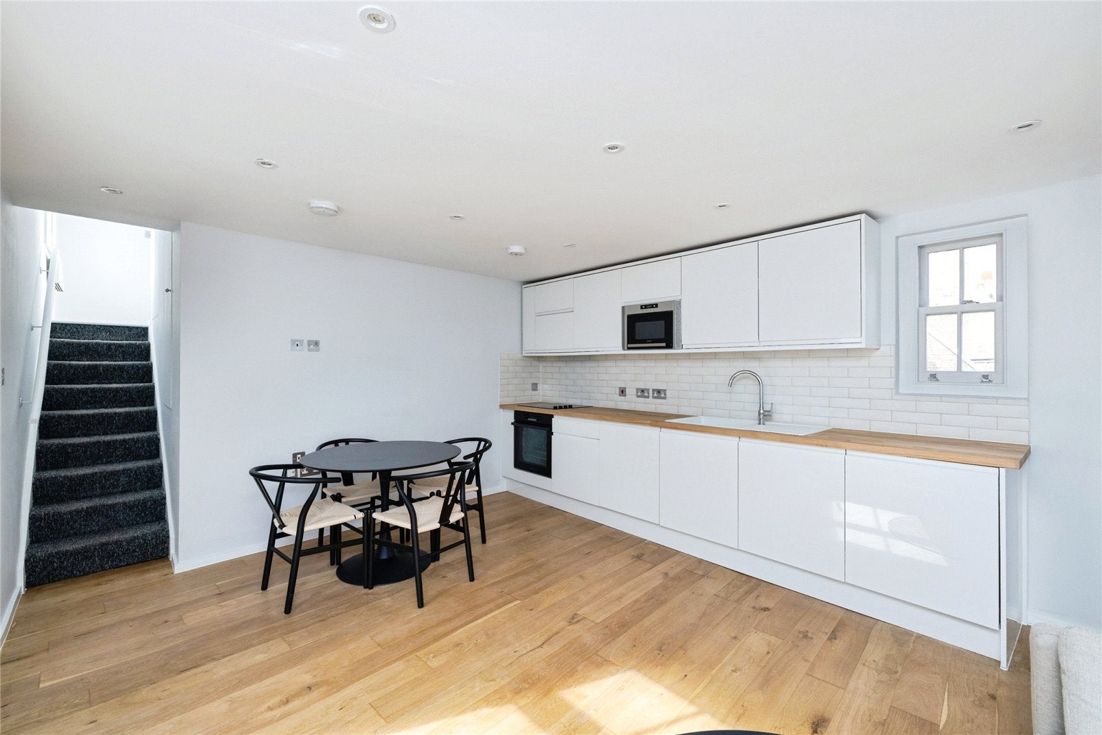 Flat Ellsworth Street in Greater London