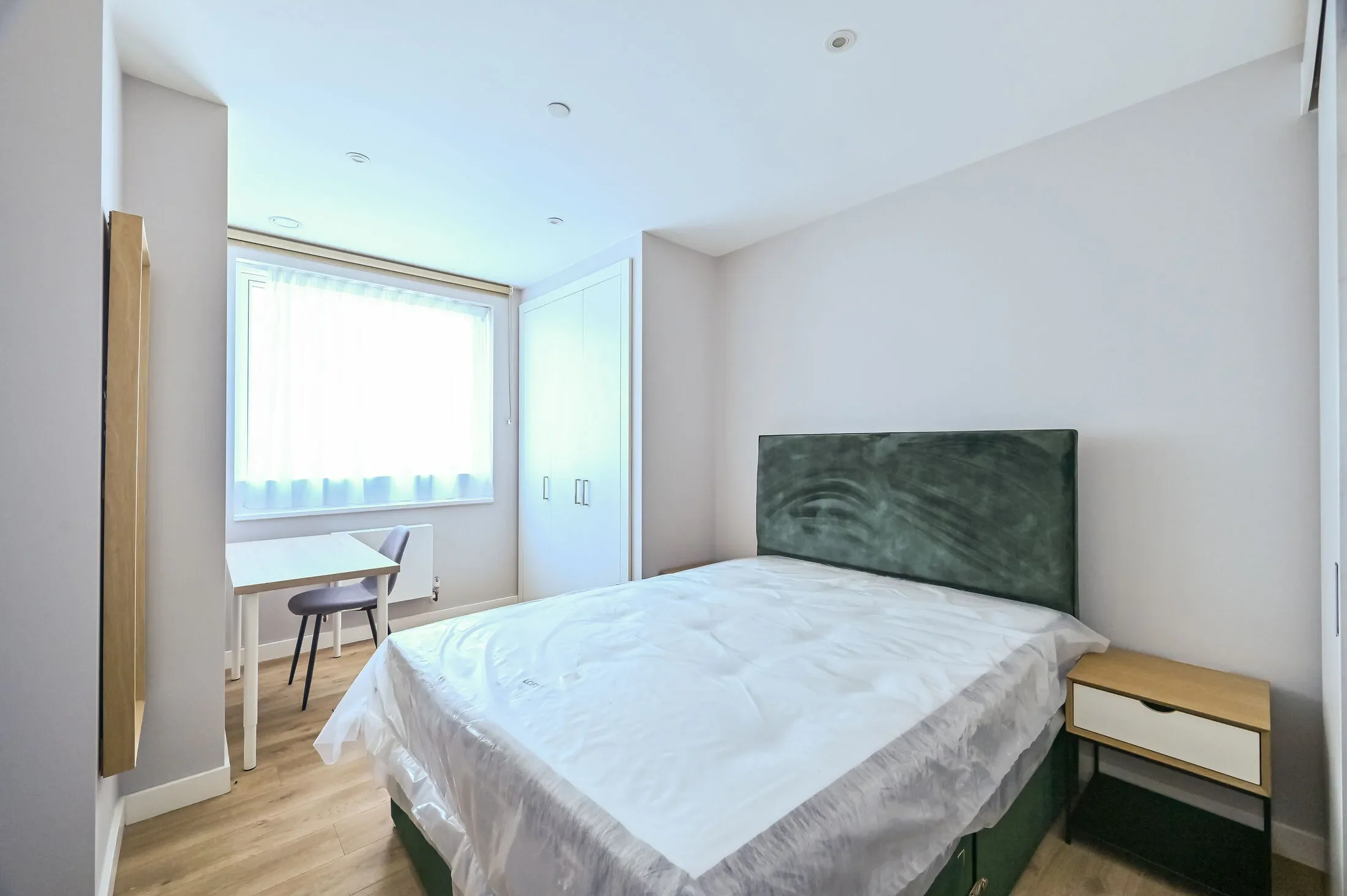 Flat Anthems Way in Greater London