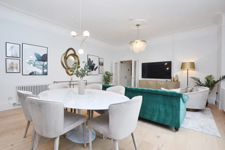 Flat Queensberry Way in Greater London