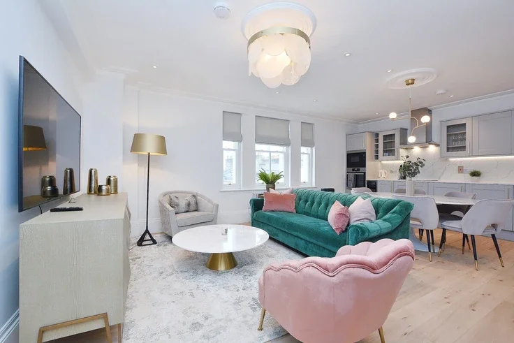 Flat Queensberry Way in Greater London
