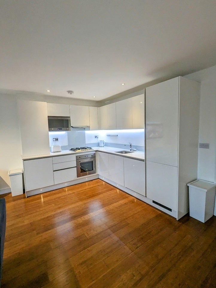 Flat Peace Close in Greater London