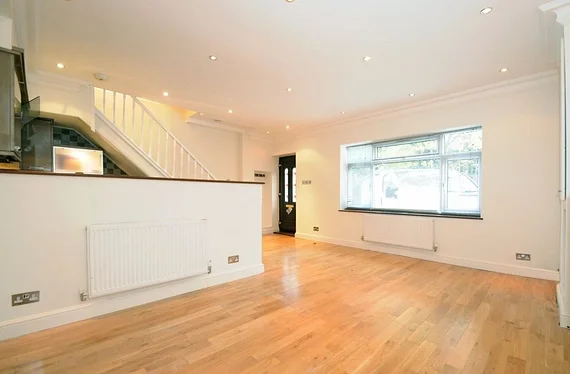 Room The Avenue in Greater London