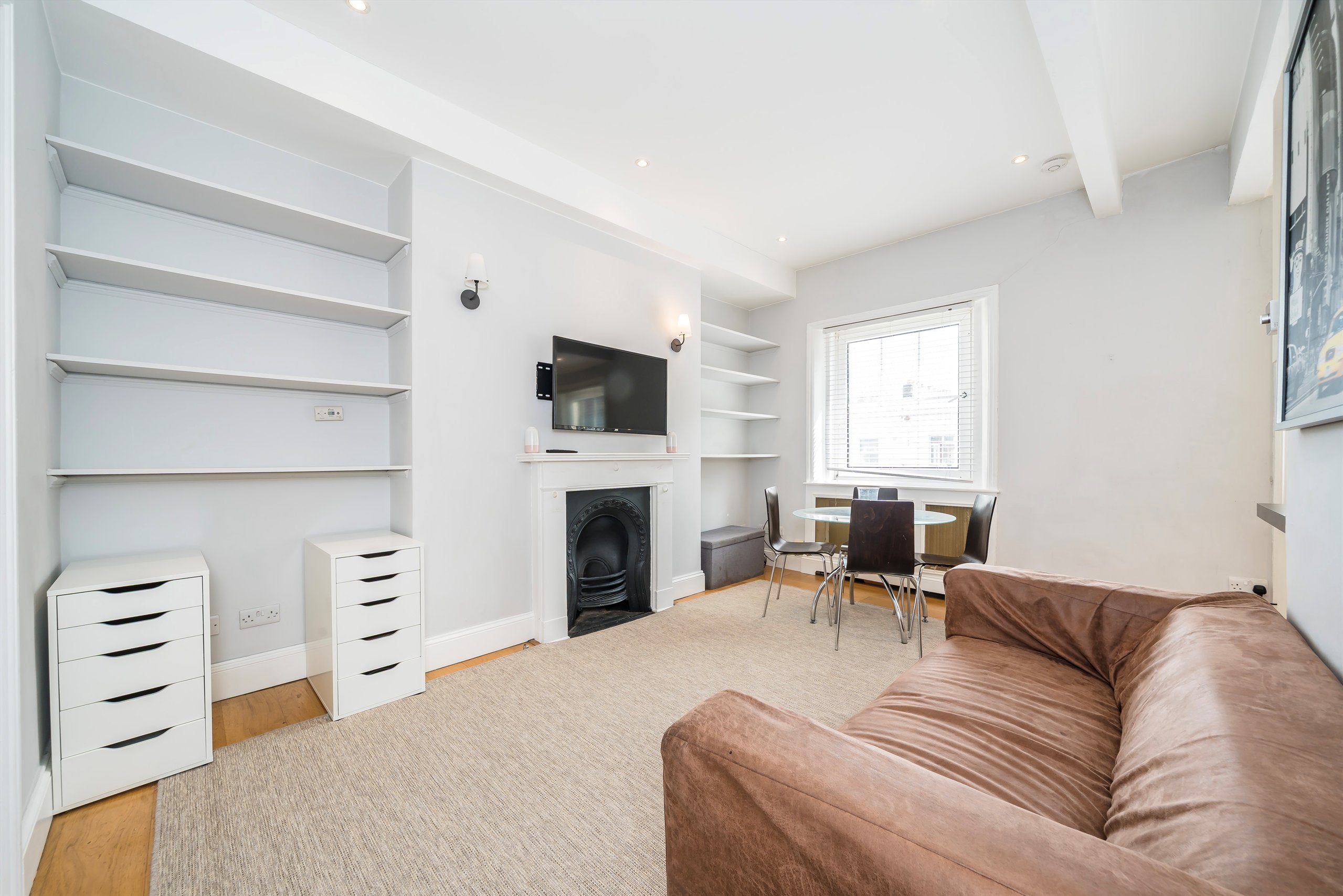 Flat Holland Road in Greater London