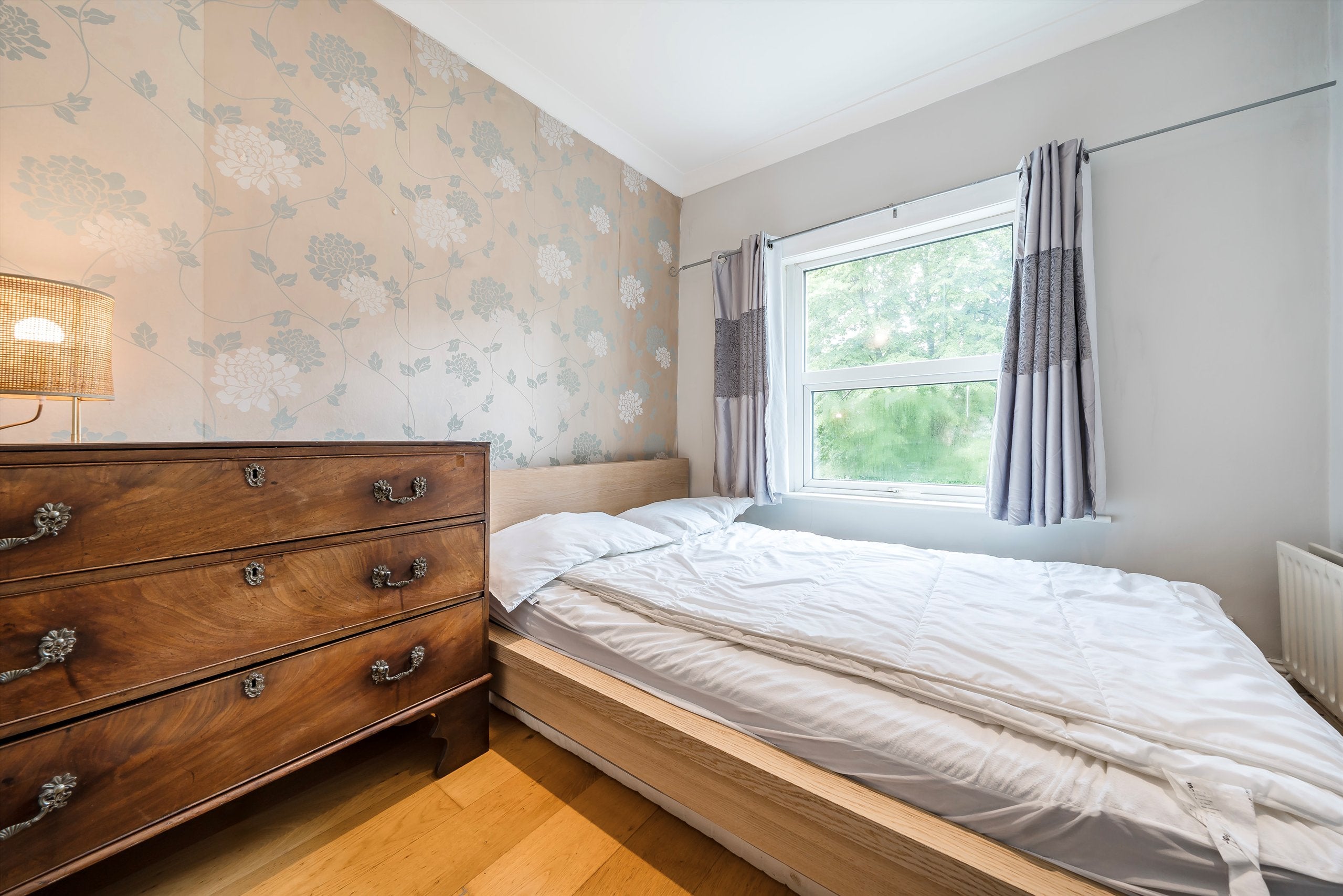 Flat Holland Road in Greater London