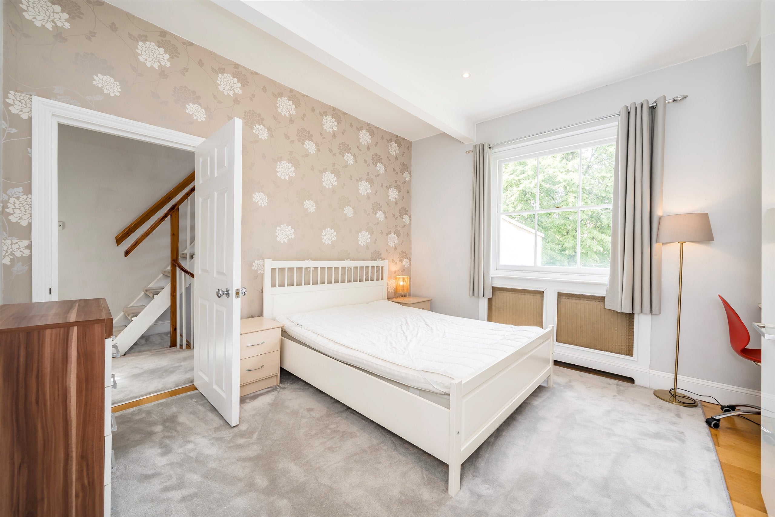 Flat Holland Road in Greater London