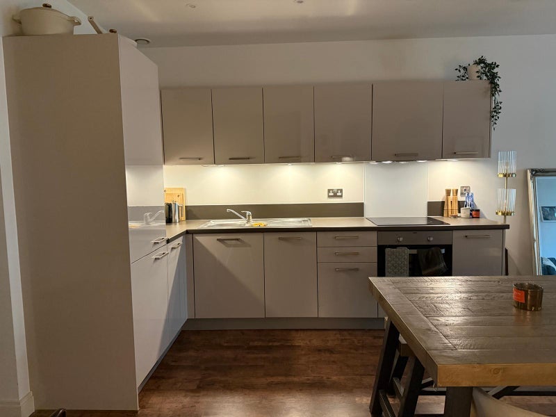 Flat Queenstown Road in Greater London