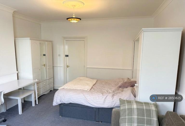 Room West Cliff Gardens in Bournemouth