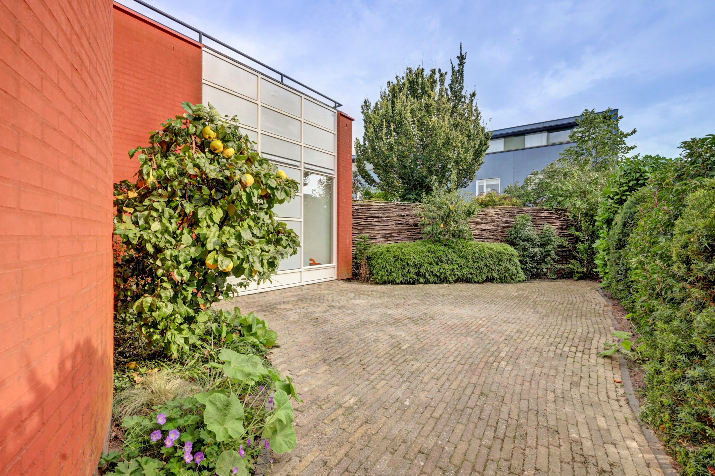 Tussenwoning te koop: Hennahof 49, Almere