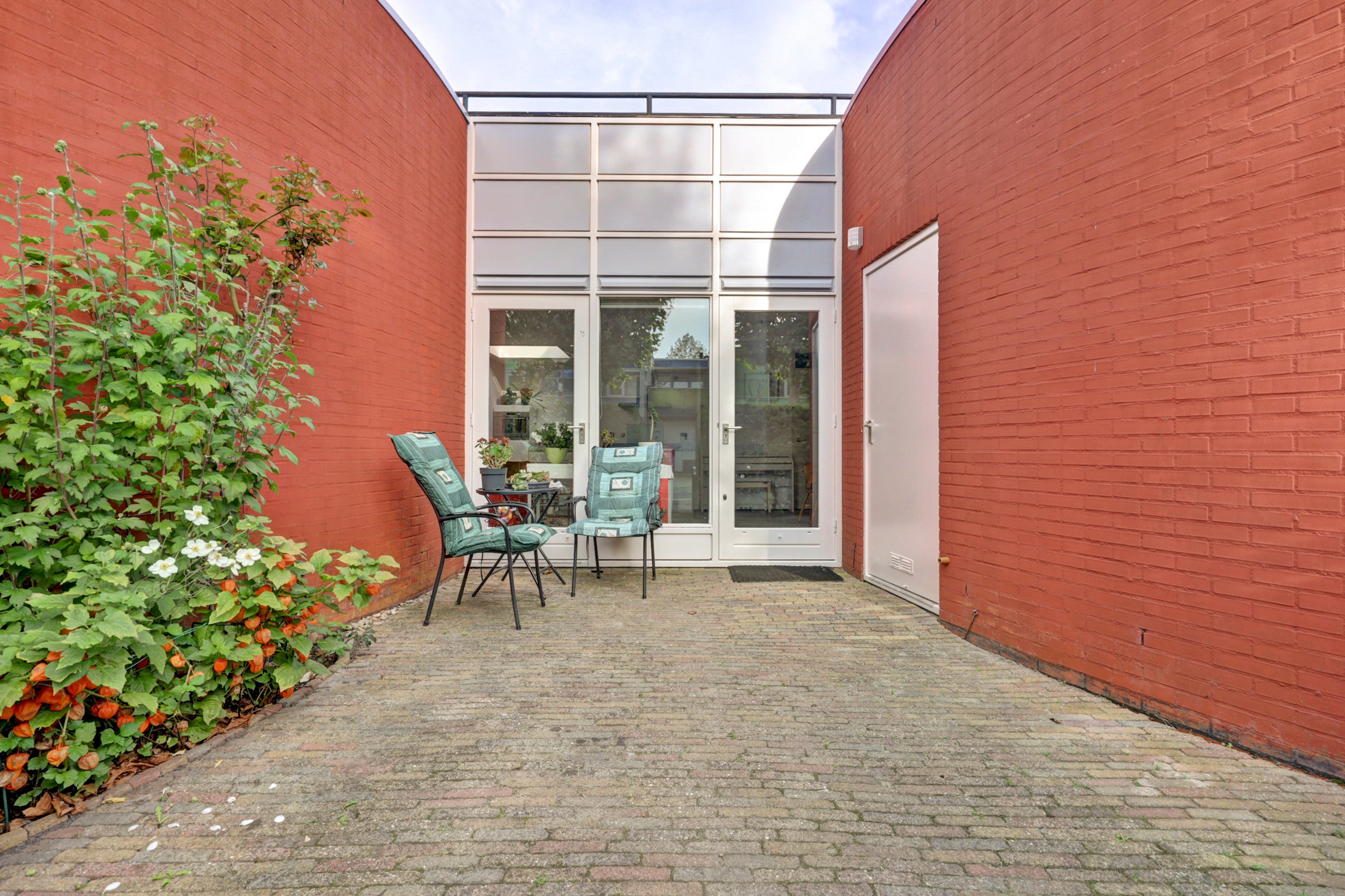 Tussenwoning te koop: Hennahof 49, Almere