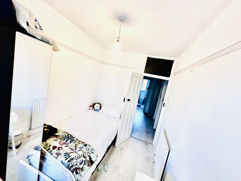 Room Dovercourt Avenue in Greater London