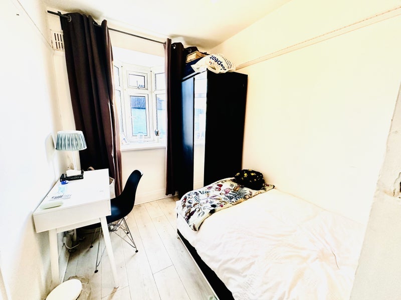 Room Dovercourt Avenue in Greater London