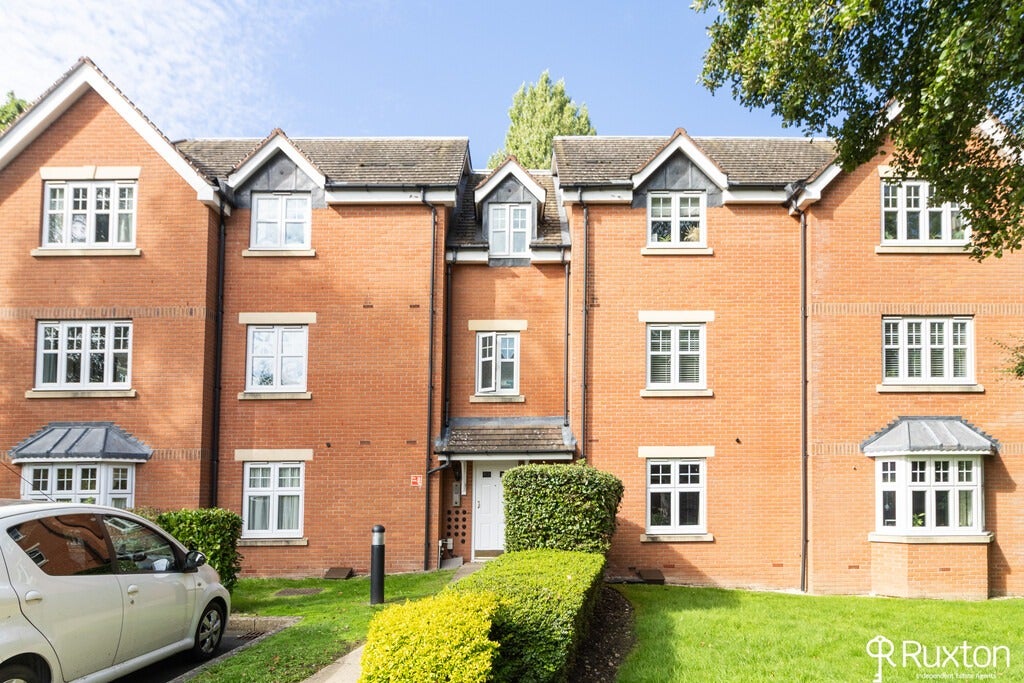 Flat Alderwood Place in Metropolitan Borough of Solihull