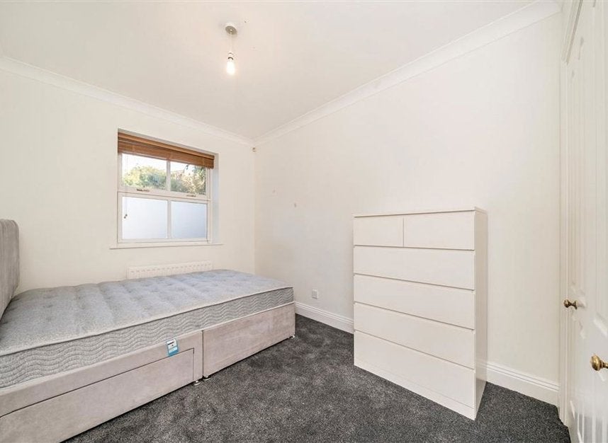Flat Leathermarket Court in Greater London