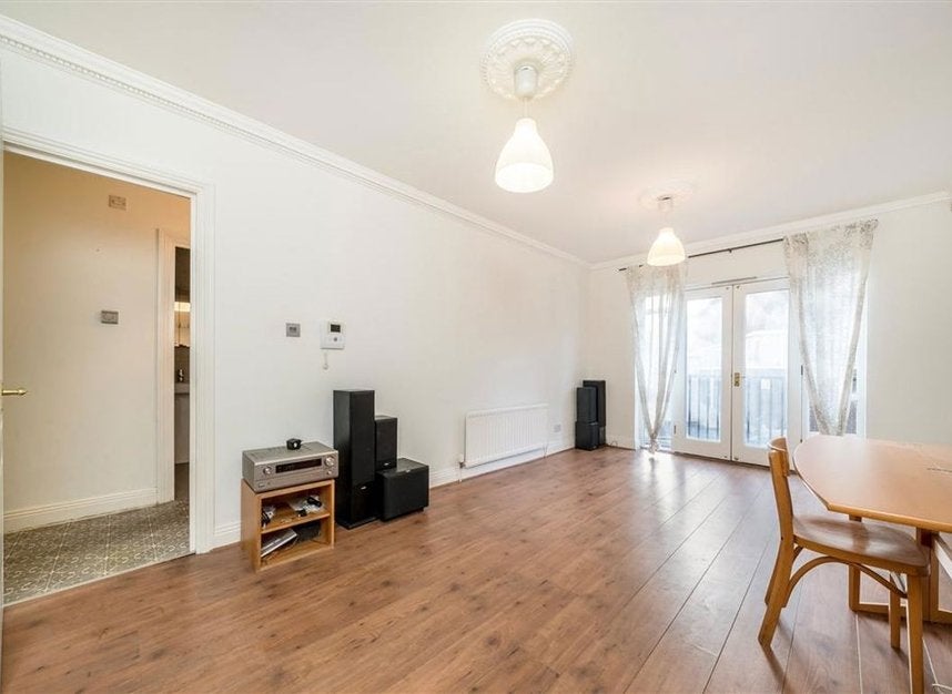 Flat Leathermarket Court in Greater London