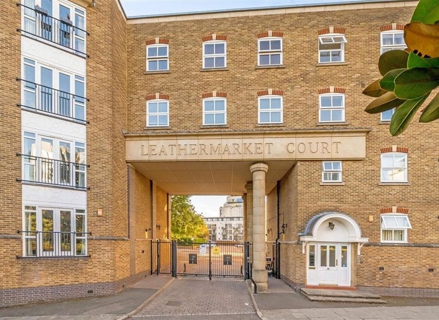 Flat Leathermarket Court in Greater London