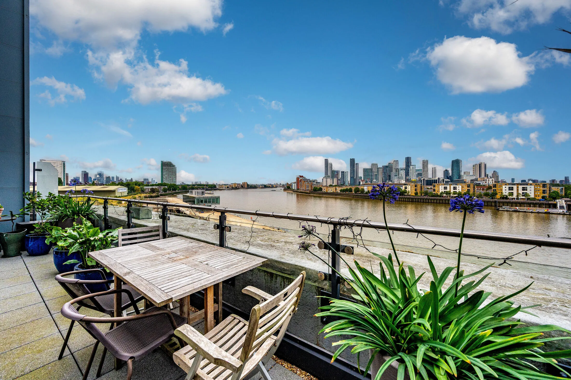 Flat Wharf Street in Greater London
