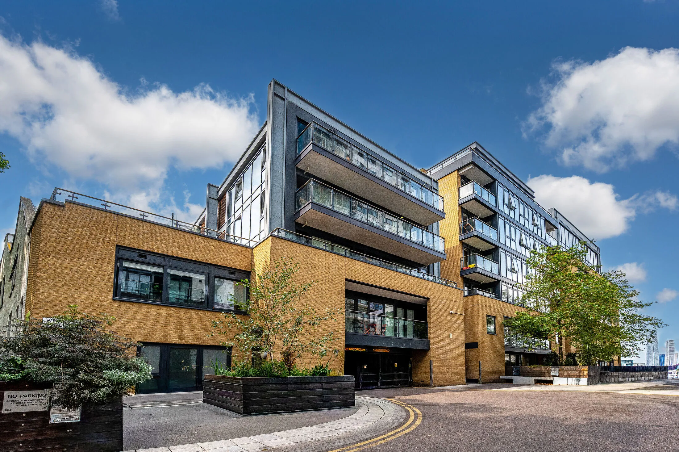Flat Wharf Street in Greater London