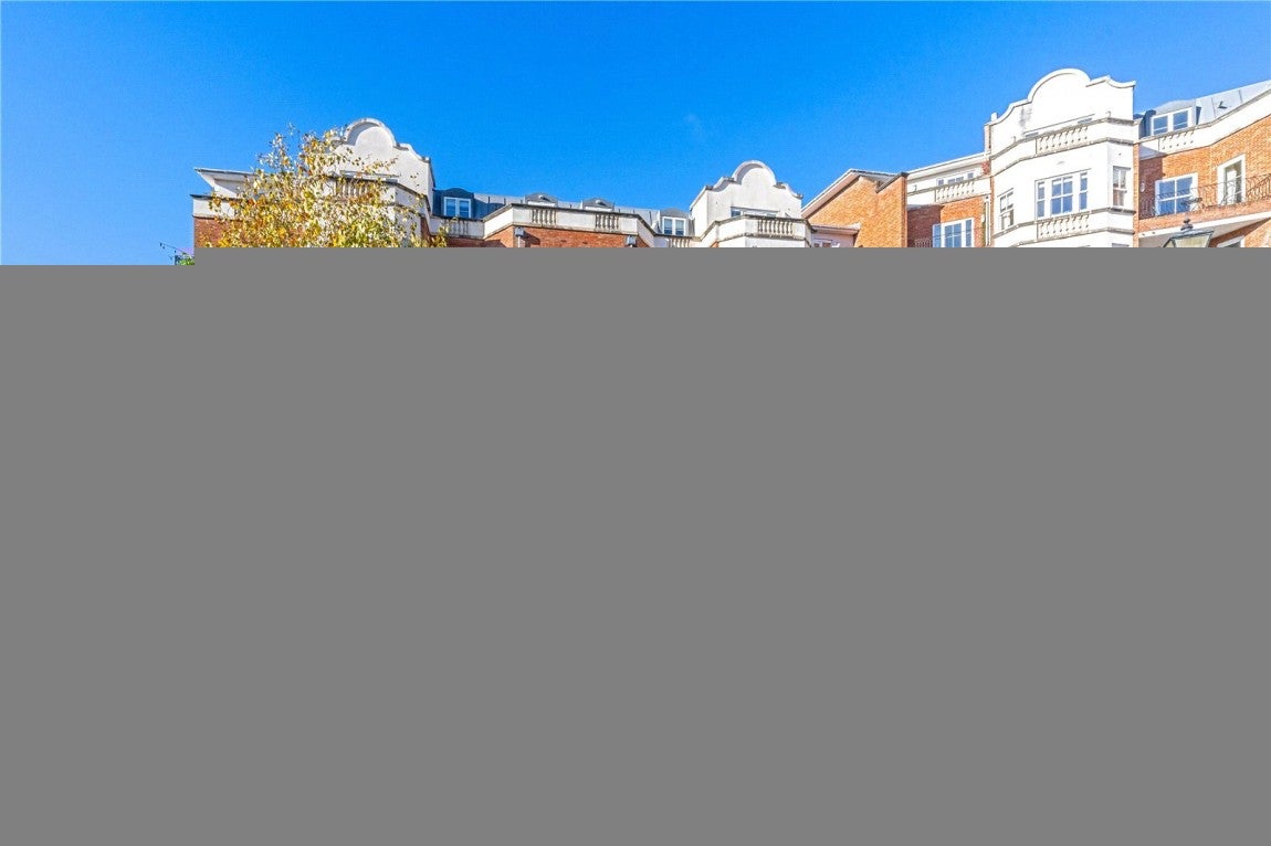 Flat Burleigh Road in Ascot