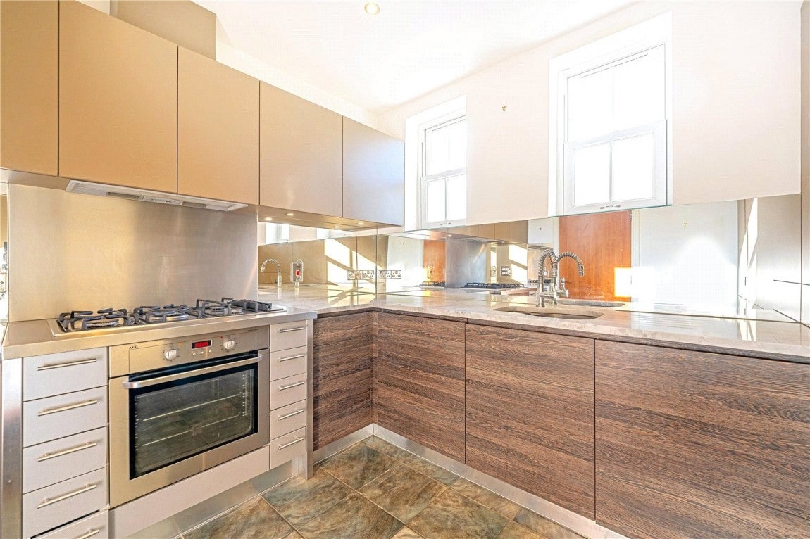 Flat Burleigh Road in Ascot