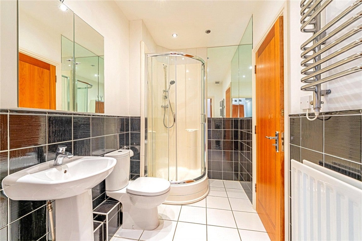 Flat Burleigh Road in Ascot