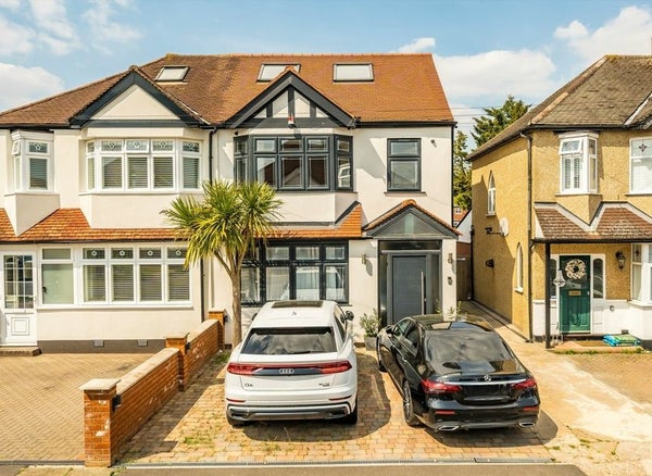 Flat Carlingford Road in London