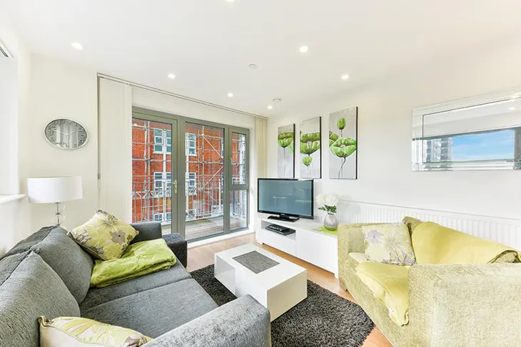 Flat Christian Street in Greater London