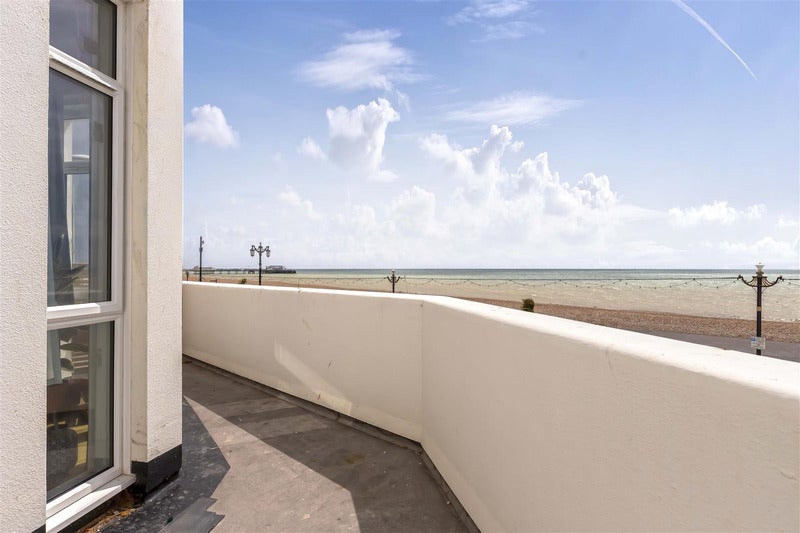 Flat Marine Parade in Worthing