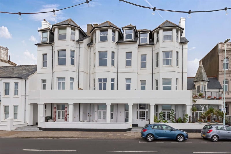Flat Marine Parade in Worthing