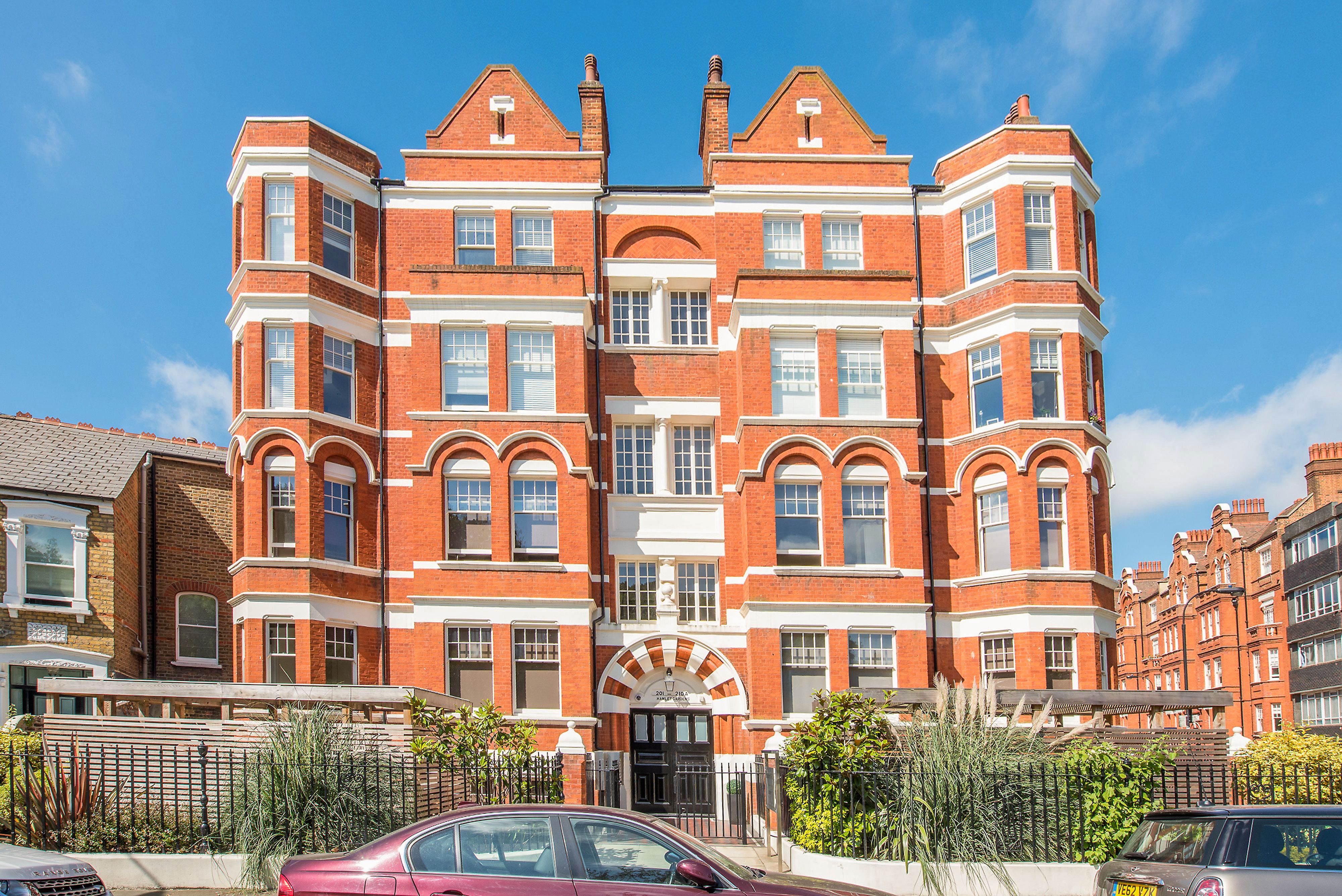 Flat Hamlet Gardens in Greater London