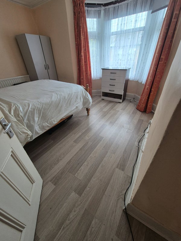 Room Cornwallis Road in Greater London