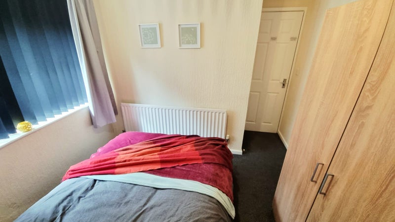 Room Carlton Place in Farnworth