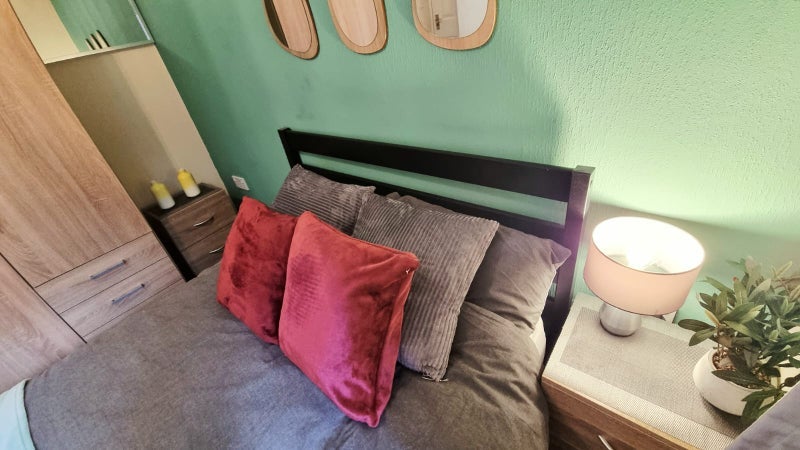 Room Carlton Place in Farnworth