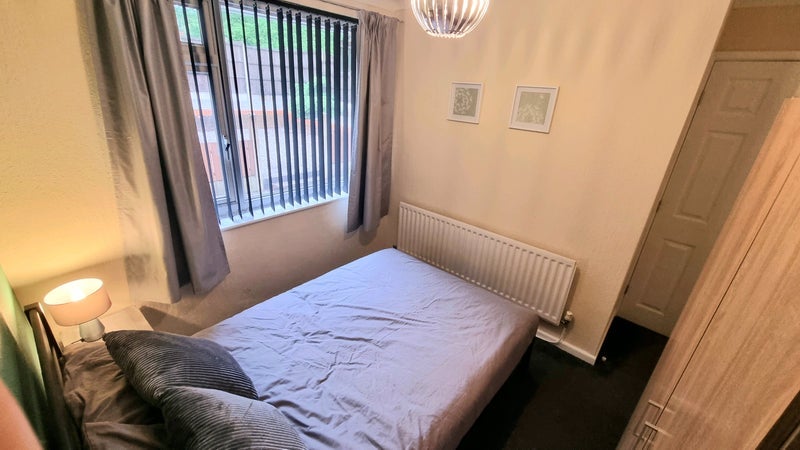 Room Carlton Place in Farnworth